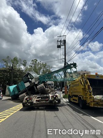 ▲▼ 拖吊車上的吊車滑落地面            。（圖／記者戴上容翻攝）