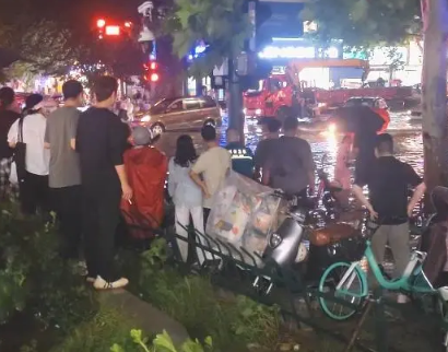 ▲▼鄭州暴雨疑致1人觸電身亡。（圖／翻攝自瀟湘晨報）