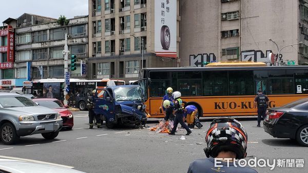 ▲▼國光客運與小貨車發生碰撞，駕駛受困。（圖／記者黃彥傑攝）