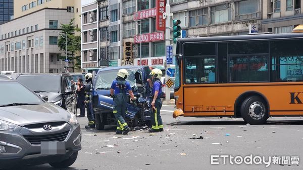 ▲▼國光客運與小貨車發生碰撞，駕駛受困。（圖／記者黃彥傑攝）