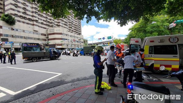 ▲▼國光客運與小貨車發生碰撞，駕駛受困。（圖／記者黃彥傑攝）