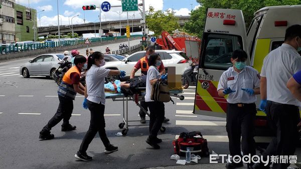 ▲▼國光客運與小貨車發生碰撞，駕駛受困。（圖／記者黃彥傑攝）