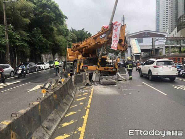 ▲新北市汐止23日上午發生吊車撞毀分隔島的離譜車禍。（圖／記者張君豪翻攝）