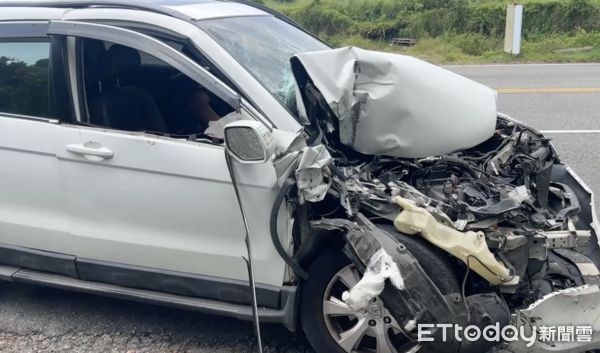 ▲休旅車猛力撞上停放在路邊的貨車，無煞車狀況更是一路推撞到電線桿才停下，2車卡死狂冒白煙。（圖／記者蔡佩旻翻攝）