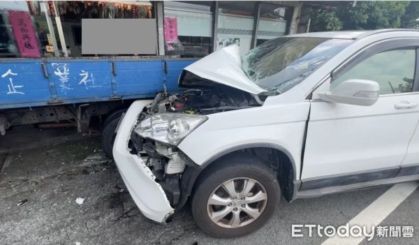 ▲休旅車猛力撞上停放在路邊的貨車，無煞車狀況更是一路推撞到電線桿才停下，2車卡死狂冒白煙。（圖／記者蔡佩旻翻攝）