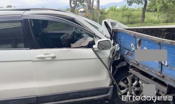 ▲休旅車猛力撞上停放在路邊的貨車，無煞車狀況更是一路推撞到電線桿才停下，2車卡死狂冒白煙。（圖／記者蔡佩旻翻攝）