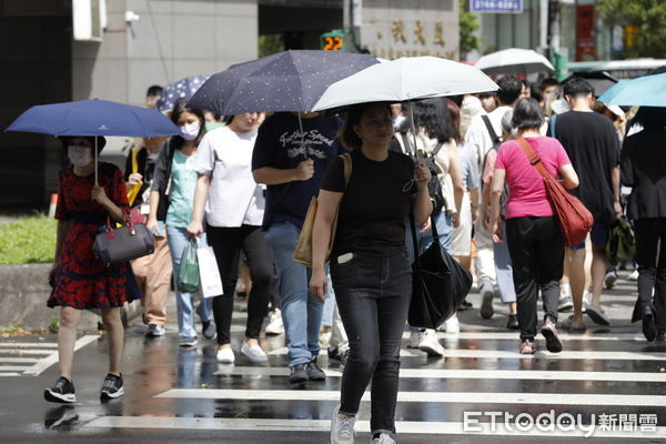 ▲▼凱米颱風進逼北台灣，氣象署同步發布海陸警，台北市區晴雨不定，間歇雨勢大太陽並存。（圖／記者湯興漢攝）