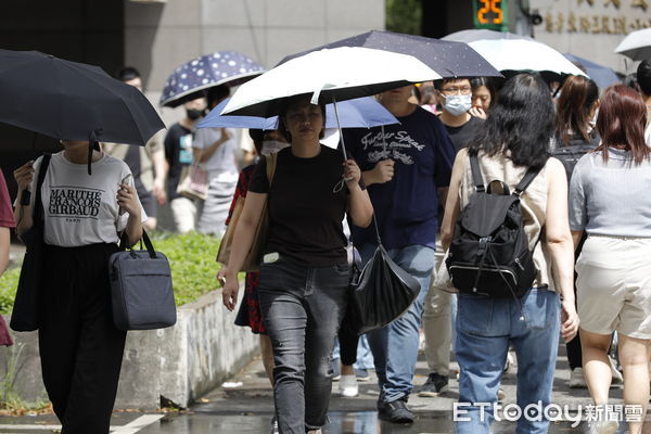 ▲▼凱米颱風進逼北台灣，氣象署同步發布海陸警，台北市區晴雨不定，間歇雨勢大太陽並存。（圖／記者湯興漢攝）