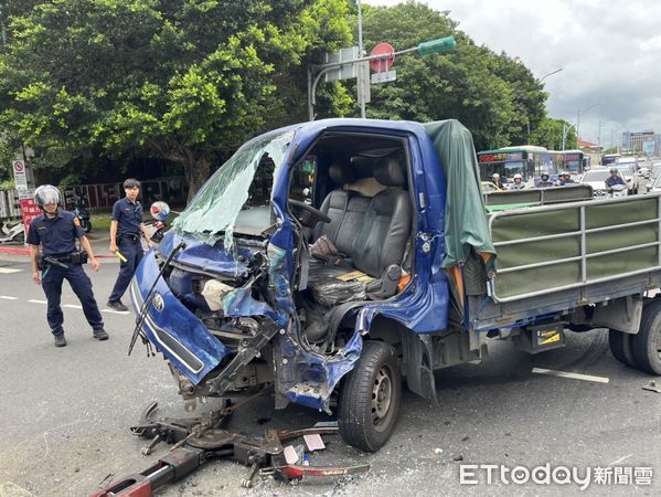 ▲▼貨車與左轉的公車發生碰撞，導致貨車車頭幾乎全毀。(圖／記者邱中岳翻攝）