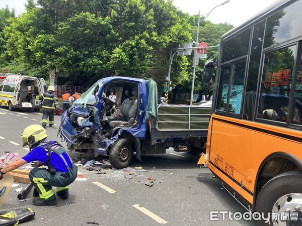 ▲▼貨車與左轉的公車發生碰撞，導致貨車車頭幾乎全毀。(圖／記者邱中岳翻攝）