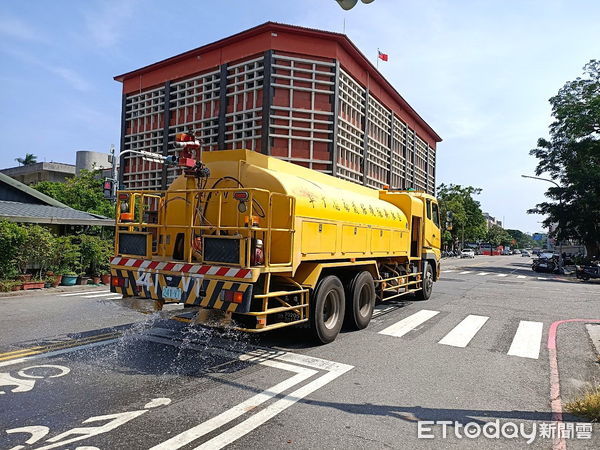 ▲台東縣府出動洗街車。（圖／記者楊漢聲翻攝）