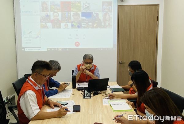 ▲高雄港港務長孫暐炫(中)主持防颱視訊會議。（圖／港務公司提供）