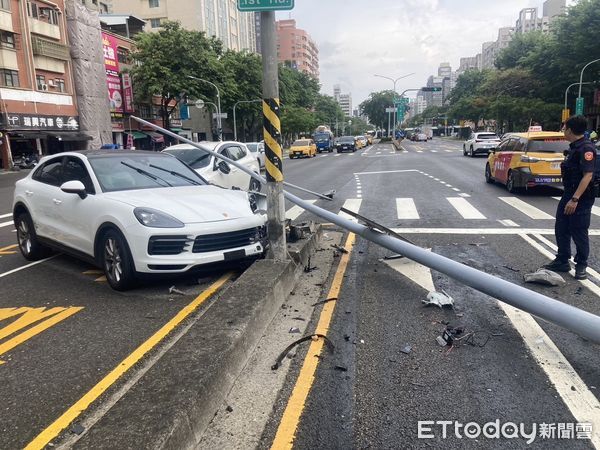 ▲▼高雄保時捷凱燕突衝撞分隔島！擊落燈桿車頭撞爛慘況曝。（圖／記者賴文萱翻攝）