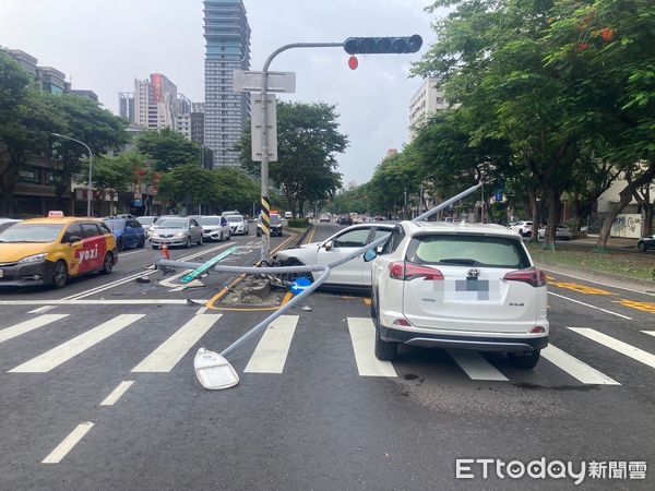 ▲▼高雄保時捷凱燕突衝撞分隔島！擊落燈桿車頭撞爛慘況曝。（圖／記者賴文萱翻攝）