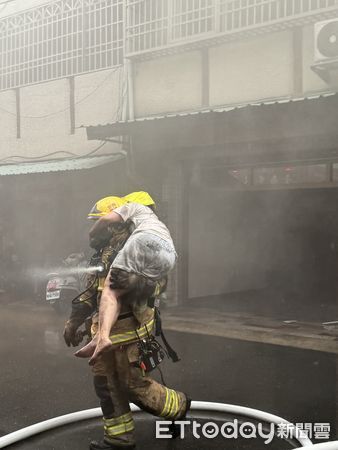 ▲台南安南區海佃路一段246巷一處民宅，23日傍晚傳出火警，現場冒出大量濃煙，消防人員射水搶救，並救出3名受困民眾脫險。（圖／民眾提供，下同）