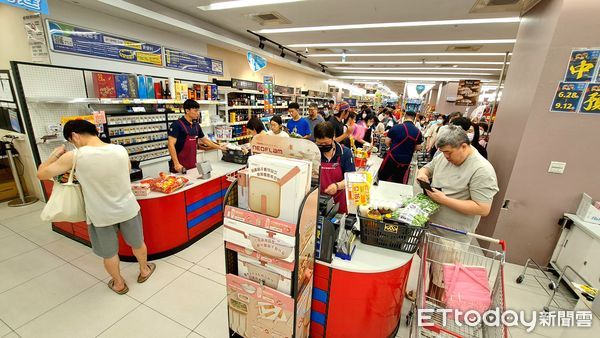 ▲凱米颱風逐漸接近，民眾全聯準備防颱物資，泡麵、生鮮、冷凍水餃、麵包搶購，結帳櫃台大排長龍，麵包店貨架清空▼             。（圖／記者鄭遠龍攝）