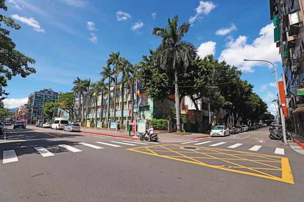 去年8月，桌球甜心鄭先知開車在台北市龍江路（圖）轉彎未禮讓直行車肇事。