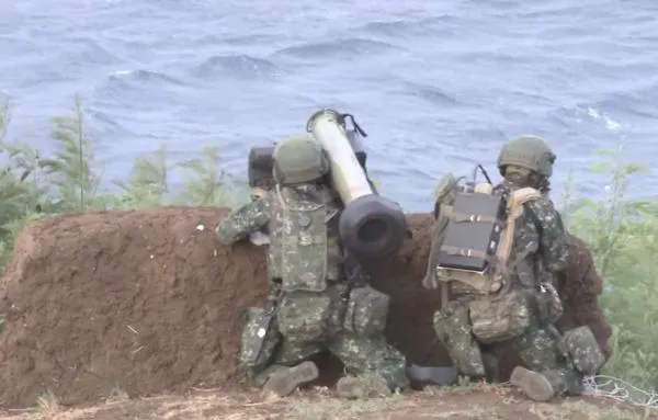 ▲▼澎湖的實兵實彈「鎮疆操演」，僅取消空中與海上兵力，其餘如期於上午5時30分舉行。（圖／青年日報直播）