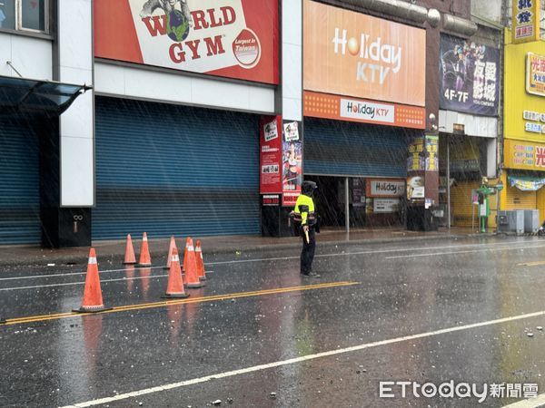 ▲▼凱米颱風侵台，風雨交加，宜蘭友愛百貨磁磚水泥塊掉落2車道。（圖／記者游芳男翻攝，下同）