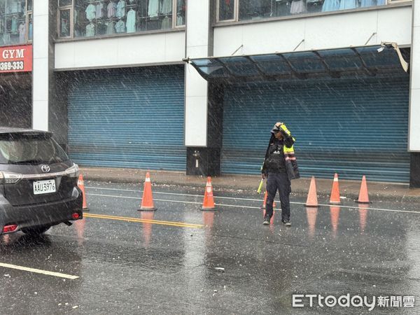 ▲▼凱米颱風侵台，風雨交加，宜蘭友愛百貨磁磚水泥塊掉落2車道。（圖／記者游芳男翻攝，下同）