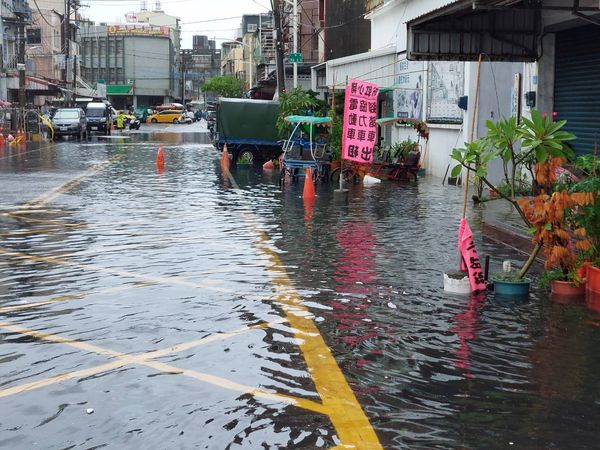 ▲▼旗津淹水。（圖／翻攝自記者爆料網）