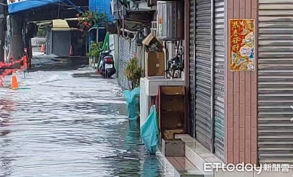 ▲旗津淹水。（圖／民眾提供）