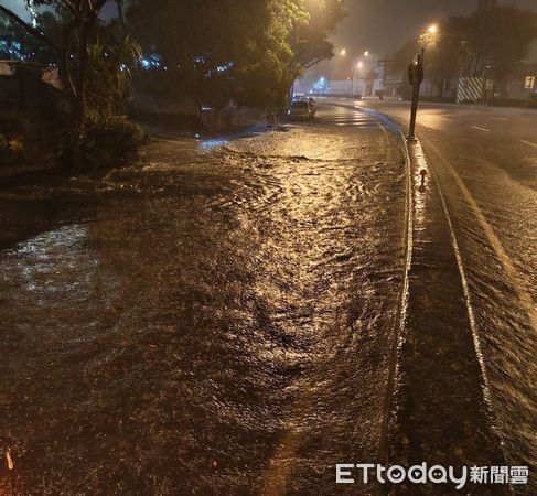 ▲▼凱米襲台豪雨狂降，台中一度有3700戶停電，另大肚區水淹半輪胎高，警方在場警戒。（圖／警方提供，下同）