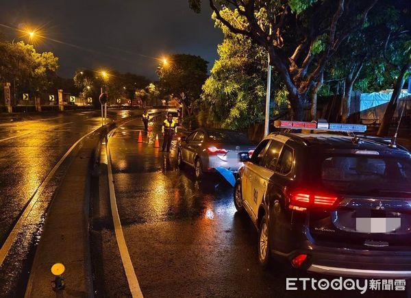 ▲▼凱米襲台豪雨狂降，台中一度有3700戶停電，另大肚區水淹半輪胎高，警方在場警戒。（圖／警方提供，下同）