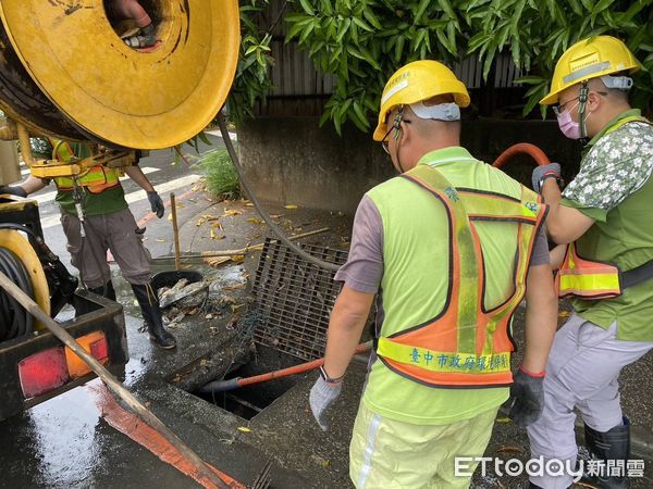 ▲▼凱米襲台豪雨狂降，台中一度有3700戶停電，另大肚區水淹半輪胎高，警方在場警戒。（圖／警方提供，下同）