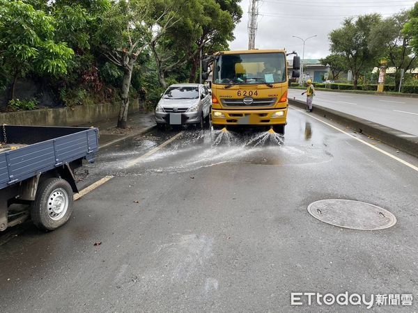 ▲▼凱米襲台豪雨狂降，台中一度有3700戶停電，另大肚區水淹半輪胎高，警方在場警戒。（圖／警方提供，下同）