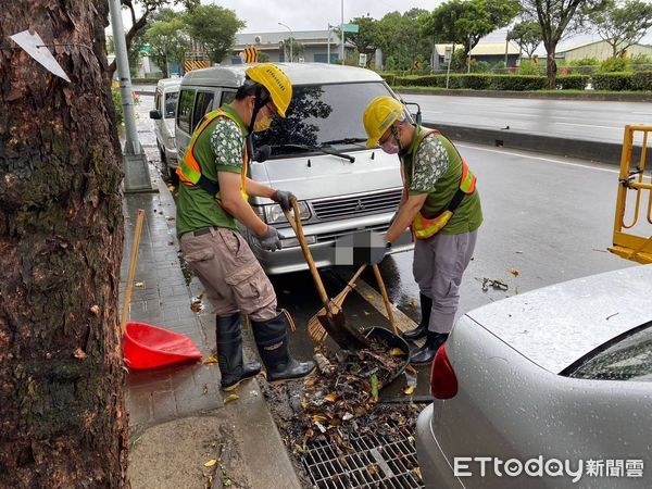 ▲▼凱米襲台豪雨狂降，台中一度有3700戶停電，另大肚區水淹半輪胎高，警方在場警戒。（圖／警方提供，下同）