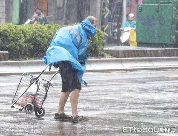 ▲▼凱米颱風襲台 颱風假 民眾冒風雨出門採買 難擋強風。（圖／記者屠惠剛攝）