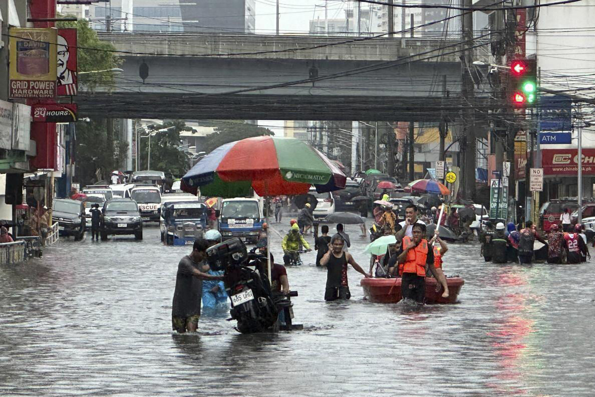 ▲▼凱米颱風外圍環流位菲律賓帶來驚人雨量，首都馬尼拉24日進入緊急狀態。（圖／達志影像／美聯社）