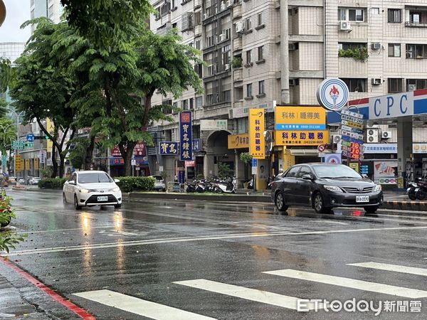 ▲凱米,颱風,街頭,下雨。（圖／記者許權毅攝）