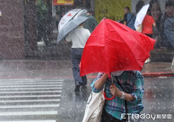 ▲▼凱米颱風襲台 颱風假 民眾冒風雨出門採買 難擋強風。（圖／記者屠惠剛攝）