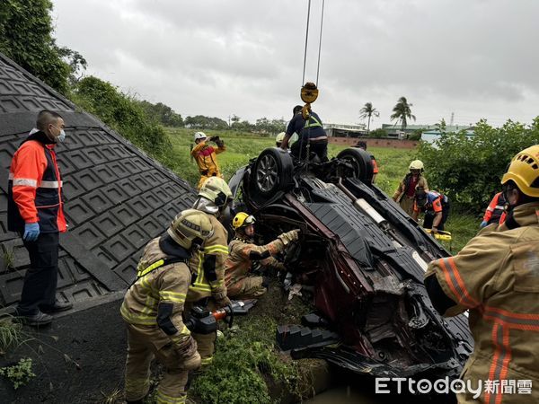 ▲▼       台南轎車衝出國道，翻落約5m邊坡      。（圖／記者林東良翻攝）