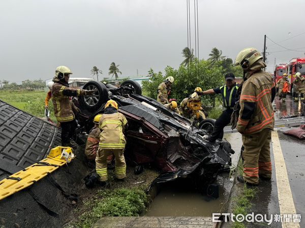 ▲▼       台南轎車衝出國道，翻落約5m邊坡      。（圖／記者林東良翻攝）