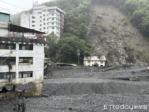 ▲仁愛鄉長江子信率同村長、村民代表、警分局、消防分隊，至廬山溫泉區勸導居民撤離。（圖／仁愛鄉公所提供）