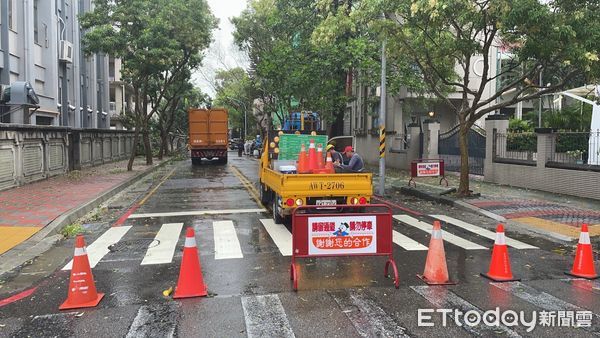 ▲台南市中西區南門路68巷內，發生路樹疑不敵強風倒塌妨害交通，市警二分局出動警網前往封鎖管制交通，並通報府工務局派員查處。（圖／記者林東良翻攝，下同）