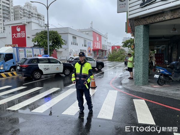 ▲北區臨安路二段310號對面民德路上，上午9時35分許，也發生路樹倒塌擋住民德路西向全部車道，市警五分局警網派員封鎖現場管制交通。（圖／記者林東良翻攝，下同）