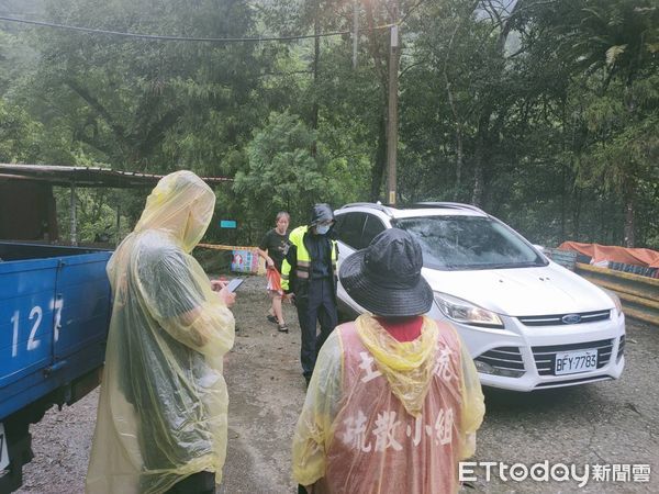 ▲▼新北烏來山區出現大雨，預防土石流釀禍，警方預防性撤離3里18人。（圖／記者陸運陞翻攝）