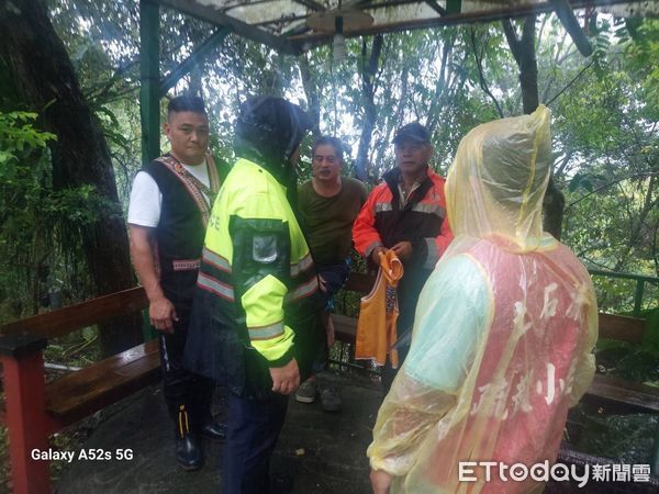 ▲▼新北烏來山區出現大雨，預防土石流釀禍，警方預防性撤離3里18人。（圖／記者陸運陞翻攝）