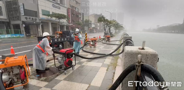 ▲強颱凱米來襲，台南運河24日上午8時30分左右水位滿溢，水利局雖調派移動式抽水機抽水，但水仍漫到安平路上，造成對面安平路上店家淹水。（圖／記者林東良翻攝，下同）