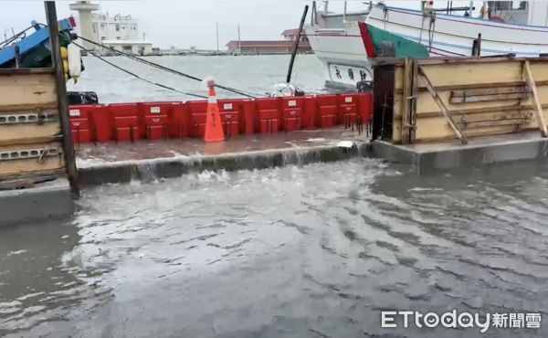 ▲凱米強颱逼近遇上大潮，雲林箔子寮再現海水倒灌。（圖／記者蔡佩旻翻攝）