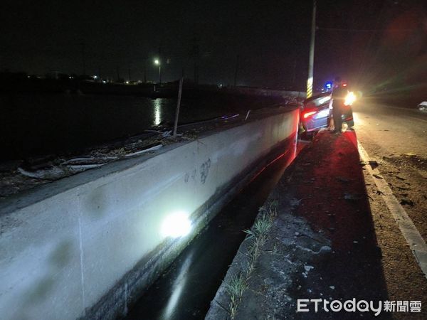 ▲▼   嘉義縣消防局獲報東石鄉型厝村嘉3線附近  發生死亡車禍。（圖／記者翁伊森翻攝）