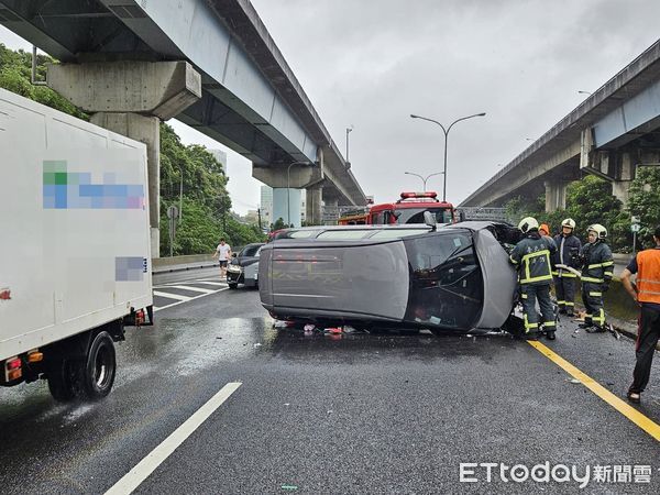 ▲國道1號北上車禍，2車碰撞釀4傷。（圖／記者黃彥傑翻攝，下同）