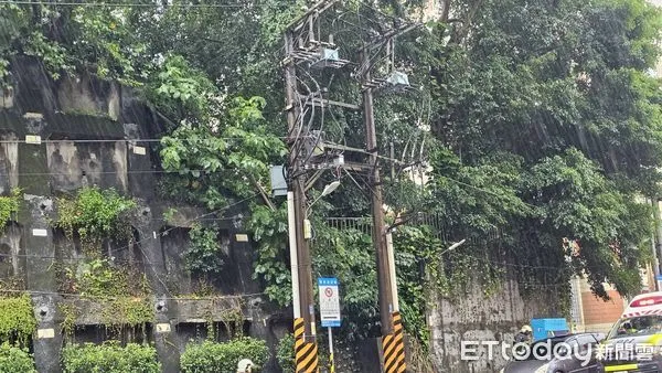 ▲▼   區北宜路1段28號附近變電箱爆掉          。（圖／記者呂佳賢攝）