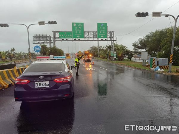 ▲國道三號林邊交流道至大鹏灣環灣道路之北上路段高架橋於7月24日14時起供民眾緊急停車             。（圖／東港警分局提供）