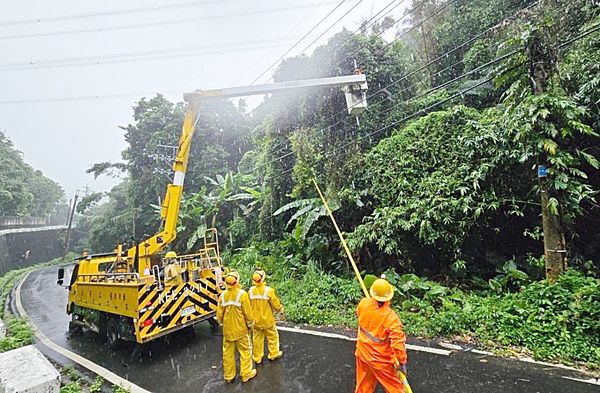 ▲強颱「凱米」直撲北台灣帶來強風豪雨，台電桃園區處全員在山區修剪樹竹，以避免造成停電事故。（圖／台電桃園營業處提供）