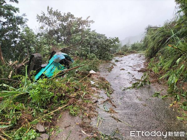 ▲▼新北三峽五寮里里長王金生遭挖土機壓到頸部。（圖／記者陳以昇翻攝）